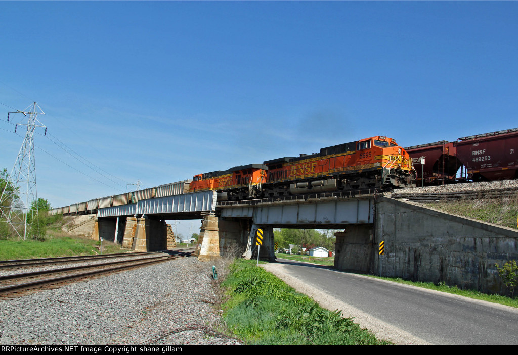 BNSF 5695 Heads Wb now.